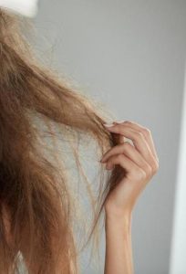 I modi migliori per trattare I capelli completamente asciutti